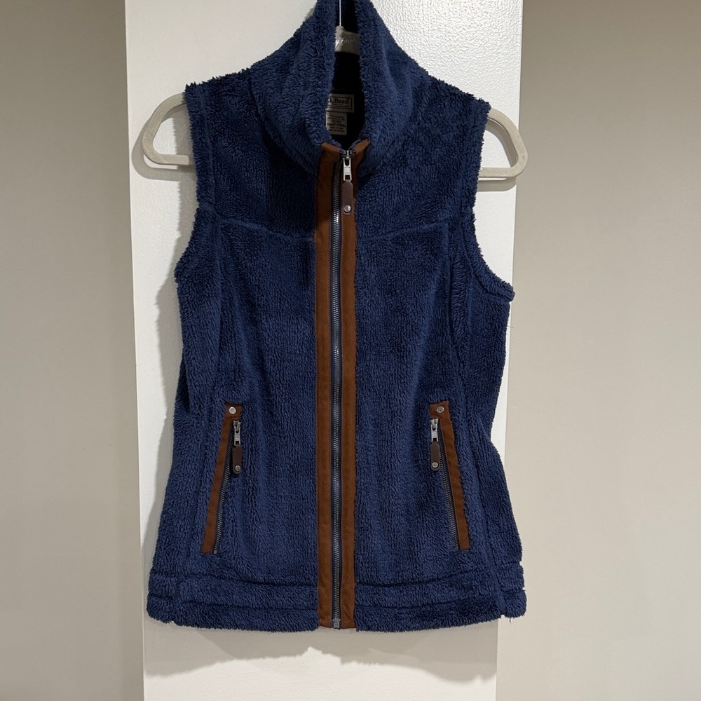 LL Bean women’s vintage furry vest in size extra small regular